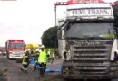 Nö: Lkw Unfall erfordert den Einsatz von 2 Kranfahrzeugen