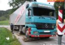 Oö: Sägespäne-Sattelschlepper auf der B 120 umgestürzt