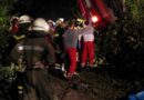 Nö: Pkw prallte in Baumgruppe – Zwei Personen eingeklemmt