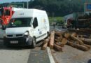Oö: Holztransporter-Unfall in Steyr – Ladung krachte gegen Transporter