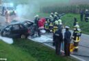 Oö: Frontalcrash in Geretsberg – Pkw brannte, Person eingeklemmt