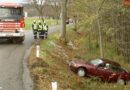 Nö: Von Straße abgekommener Pkw blieb in Baum hängen