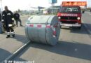 Nö: 10 Tonnen schwere Blechrolle von Lkw gestürzt