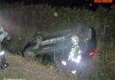 Nö: Pkw fiel auf Dach – Gefahrenguttransporter verwickelt!