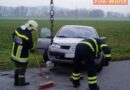 Nö: Pkw-Crash gegen Brückgeländer und Straßenlaterne in St. Valentin