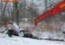 Oö: Auf Schneefahrbahn in Altmünster in Graben gerutscht