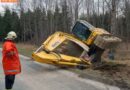 Nö: Lkw mit Bagger auf der B121 umgestürzt