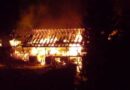 Tirol: 400 Jahre alter Bauernhof am Kolsassberg in Vollbrand