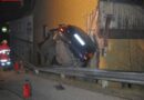 Oö: Pkw hing nach Unfall in Bad Hall zwischen Leitschiene und Haus
