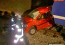 Nö: Auto von Zug gerammt – Lenkerin aus PKW geschleudert und getötet