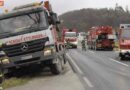 Oö: Lkw-Bergung in Micheldorf mit zwei Seilwinden