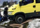 Tirol: Kleinbus in Schwaz von der Fahrbahn gerutscht