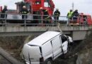 Nö: Mit Klein-Lkw rund 6 m auf Bahngleise gestürzt