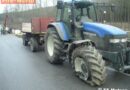 Nö: Traktor mit Dreiachsanhänger stürzte quer über die Fahrbahn