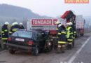 Nö: Pkw prallte gegen stehenden Lkw-Anhänger – 2 Eingeklemmte