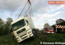 Oö: Lkw-Unfall in Alkoven: Strommast gekappt, Böschung in Brand gesetzt