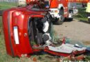 Nö: Beifahrer am auf der Seite liegenden Unfallfahrzeug eingeklemmt