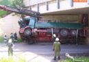 Stmk: Lkw mit Kran bei Brücke eingefädelt