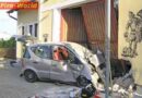 Nö: Pkw prallte gegen Feuerwehrhaus – mehrere eingeklemmte Personen