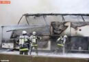Oö: Vollbrand eines Autobusses auf der A1 bei Sattledt