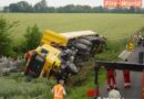 Oö: Sattelschlepper mit Schalungsteilen bei Holzhausen umgestürzt