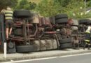 Oö: Lkw kippte in Kremsmünster um – auslaufender Dieselkraftstoff