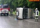 Nö: Kleintransporter nach Schleudermanöver bei Krumbach umgestürzt