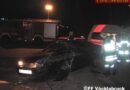Oö: Verkehrsunfall mit eingeklemmter Person in Vöcklabruck