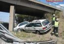 Nö: Unfallfahrzeuge kamen nach Crash unter der Brücke zum Stehen