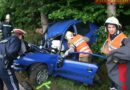 Nö: Junge Lenkerin in Unfallwrack eingeklemmt