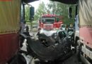 Nö: Geradeaus gefahren – Pkw zwischen Garagentor und Lkws verkeilt