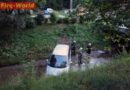 Nö: Pkw landet nach Unfall im Bach