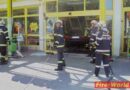St: Pkw fuhr in das Eingangsportal eines Einkaufsmarktes