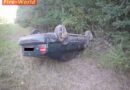 Nö: Pkw kommt am Dach neben der B17 zu liegen