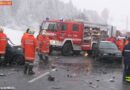 Sbg: 2 Eingeklemmte bei tödlichem Unfall auf Schneefahrbahn in Bruck/Glstr.