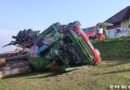 Oö: Holztransporterunfall in St. Georgen/W. -> Lenker eingeklemmt