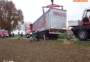 Oö: LKW-Bergung – LKW blieb nach Ausweichmanöver im Erdreich stecken
