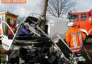 Deutschland: Transporter bei Crash um den Baum gewickelt