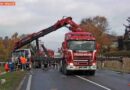 Nö: Lkw-Zug stürzt auf der B4 in Obstgarten