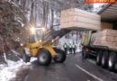Oö: Sattelzug trotz Ketten ins Rutschen geraten -> Lkw-Bergung in Neustift