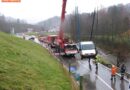 Oö: Kleintransporter nach Unfall bei Neukirchen bei Altmünster in Bach gestürzt