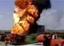 Video: Explosion eines brennenden Tankwagens & Tankexplosion Raffinerie