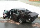 Nö: Pkw touchiert Baum und landet anschließend in Feld