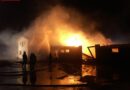 Deutschland: Feuer vernichtet Bauernhaus mit Stallgebäude bei Dithmarschen