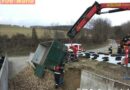 Nö: Hackschnitzelanhänger drohte nach Mauerrutsch abzustürzen
