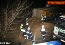 Nö: Mit Schilfrohren beladener Lkw-Anhänger in Kurve bei Hof umgestürzt