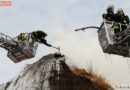 Deutschland: Sich ausbreitender und schwieriger Reetdach-Brand in Wrist