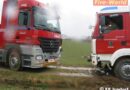 Oö: Navi lotste Lkw auf Feldweg -> Bergungseinsatz der Feuerwehr