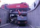 Stmk: Mischwagen lag in Eisenbahnunterführung -> schwierige Bergung