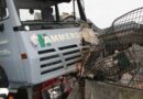 Nö: Lkw kollidierte mit Geländewagen -> Garage eingestürzt
